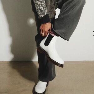 Dr Martens 2976 YELLOW STITCH SMOOTH LEATHER CHELSEA BOOTS 10 NWOT